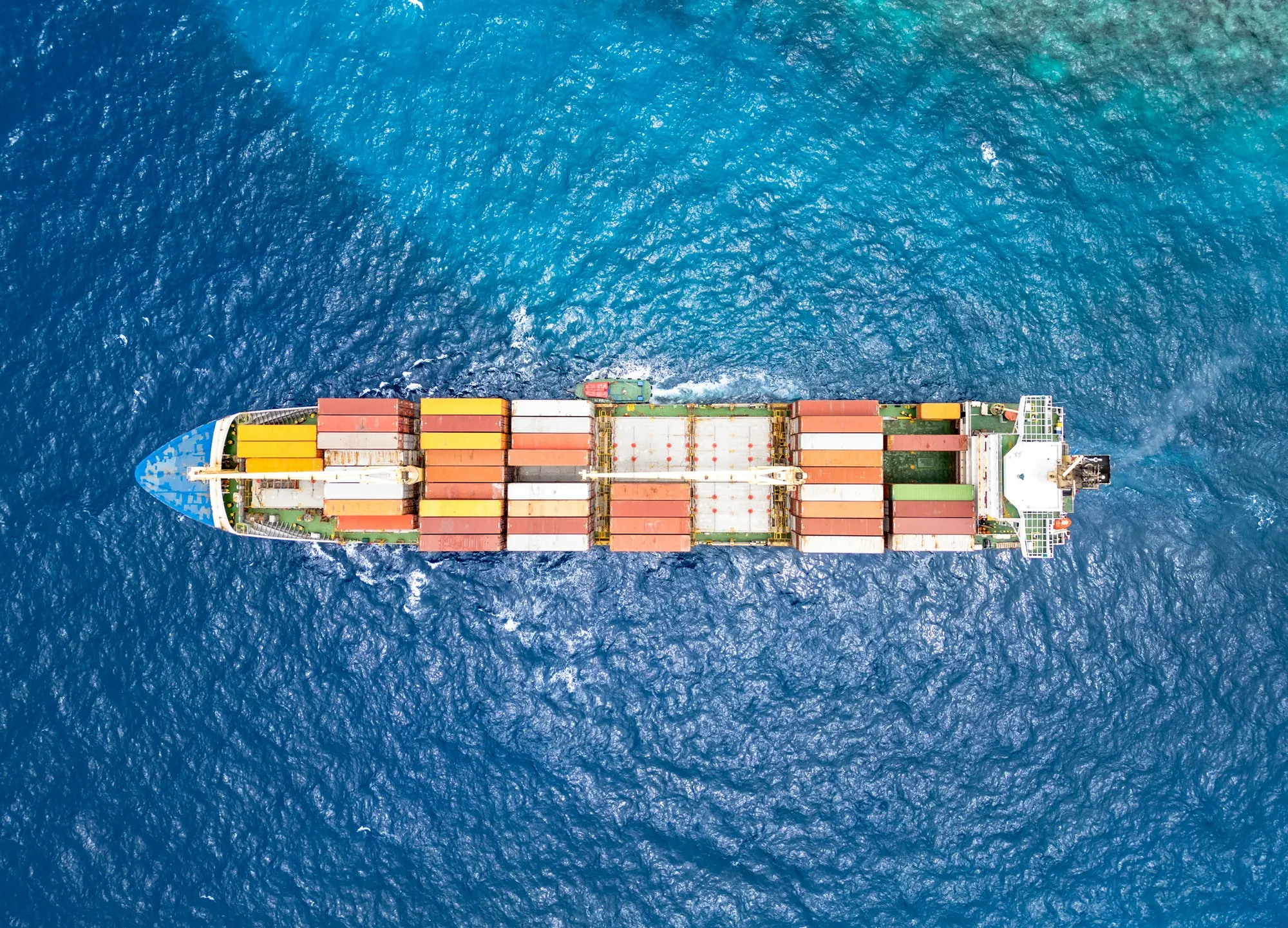 Porte-conteneurs en mer vu du ciel